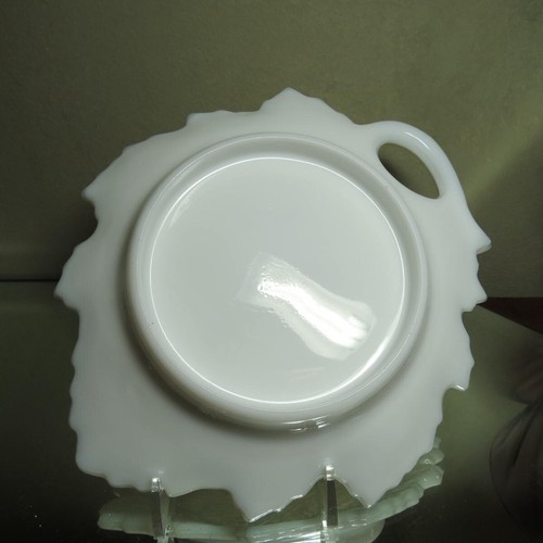 Vintage Fenton Glass Milk Glass Leaf pattern handled dish #5116 - Picture 11 of 11