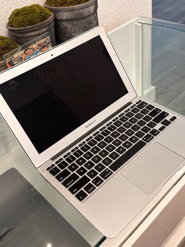 Apple MacBook Air 11" Mid 2011 Intel Core i5- 1.6GHz 4GB RAM 150 GIG SSD HDD - Picture 6 of 12