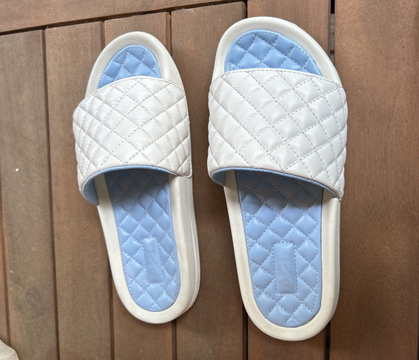 Scivoli APL Lusso in pelle trapuntata taglia 7 avorio immacolato blu ghiaccio usati in ottime condizioni