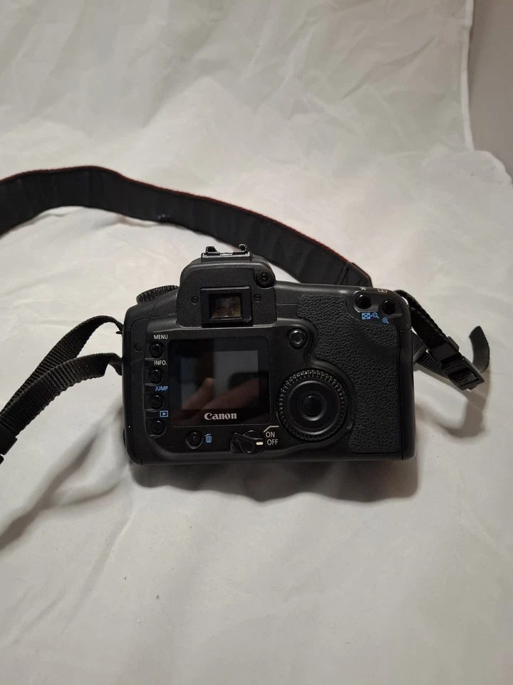 Canon EOS 30D Digital SLR Camera Body 8.2MP Black with Battery Grip, photo 3 of 5