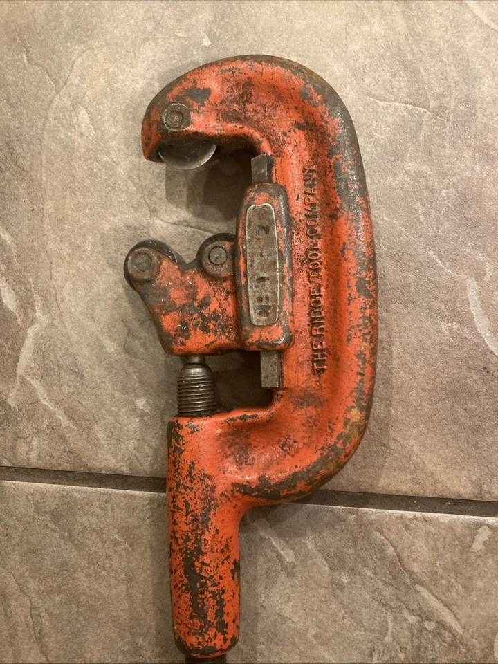 Ridgid Model 2A Heavy Duty Pipe Cutter 1/8"-2" Ohio USA Red Vintage Pre-Owned - Image 2 of 4