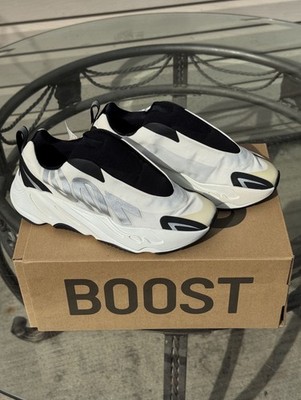 adidas Yeezy Boost 700 MNVN Laceless - White & Black This adidas Yeezy Boost 700 MNVN Laceless Comes In Analog main image 3