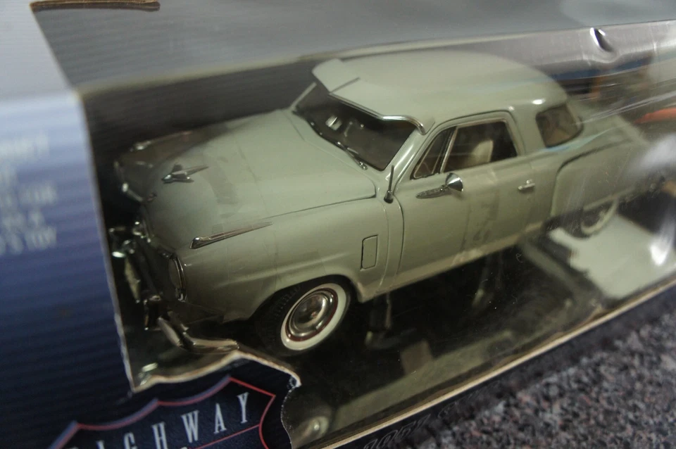 1/18 Highway 61 1951 Studebaker Champion with Visor #60004 in Grey - Image 3 of 4