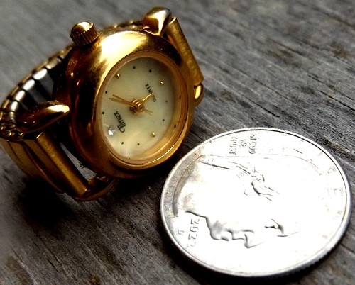 VTG  Timex Watch Ring FINGER Stretch Band Working w/ New Battery MOTHER OF PEARL