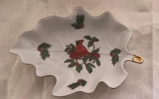 Vintage Lefton Cardinal Holly Berry Gold Trim Leaf Shaped Nut/candy Dish # 2450