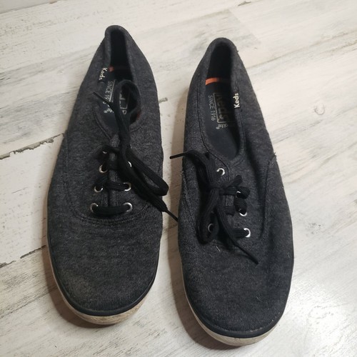 dark gray keds