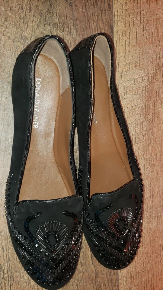 Zapatilla para fumar Donald J. Pliner 9 Dolin con cuentas adorno plano de gamuza con adornos de cuero Foto 3 de 4