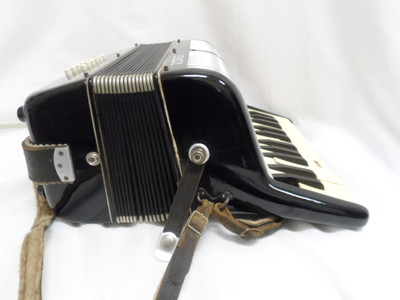 VINTAGE FRANCINI ACCORDION WITH CASE MADE IN ITALY 152/157