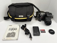 Nikon D200 DSLR con obiettivo Nikon DX 18-55mm, scheda CF Sandisk 4GB e borsa testata