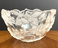 Mikasa Bella Rosa Bowl Clear with Frosted Glass Embossed Roses 9.5", exlnt condt