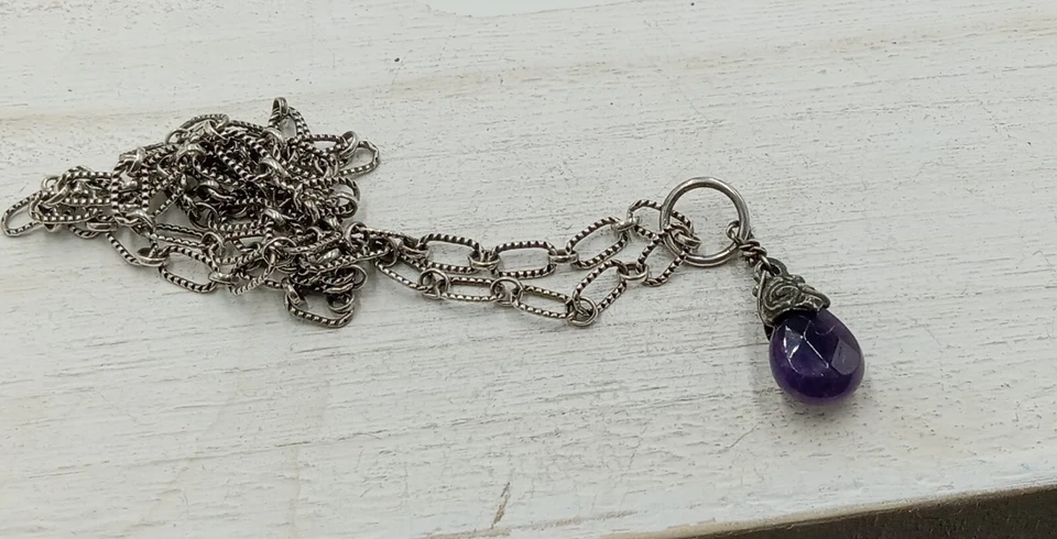 Colgante Love Heals de bronce blanco y amatista facetada en forma de pera Foto 4 de 4