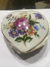 Vintage Floral Heart-Shaped Porcelain Music Box – Royal Cornwall Style (1980s)