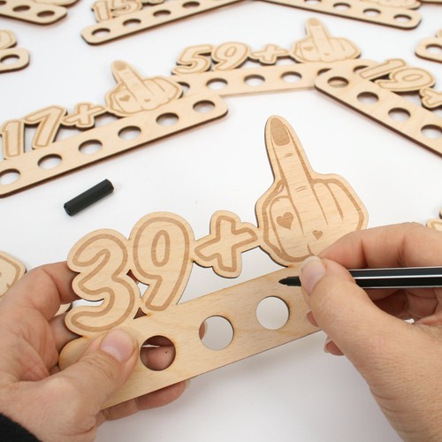 Geldgeschenk „Mittelfinger" zum 16. - 85. Geburtstag aus Holz für Frauen - Bild 22 von 128