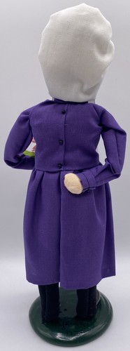 Byers Choice Caroler ~ 1997 AMISH GIRL WITH FLOWERS (Signed) - Picture 5 of 10