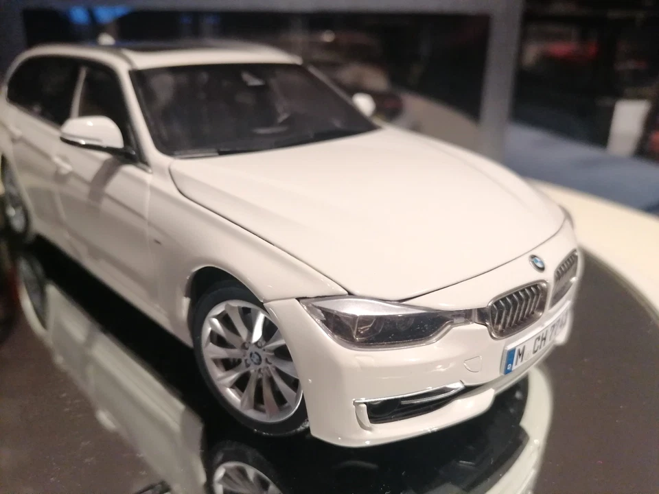 Paragon 1/18 BMW Serie 3 Touring 2012 F31 Alpine White MINT Box Dealer Edition - Immagine 4 di 4