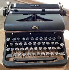 ROYAL QUIET DE LUXE BLACK PORTABLE TYPEWRITER W/ORIGINAL BLACK CASE thumbnail