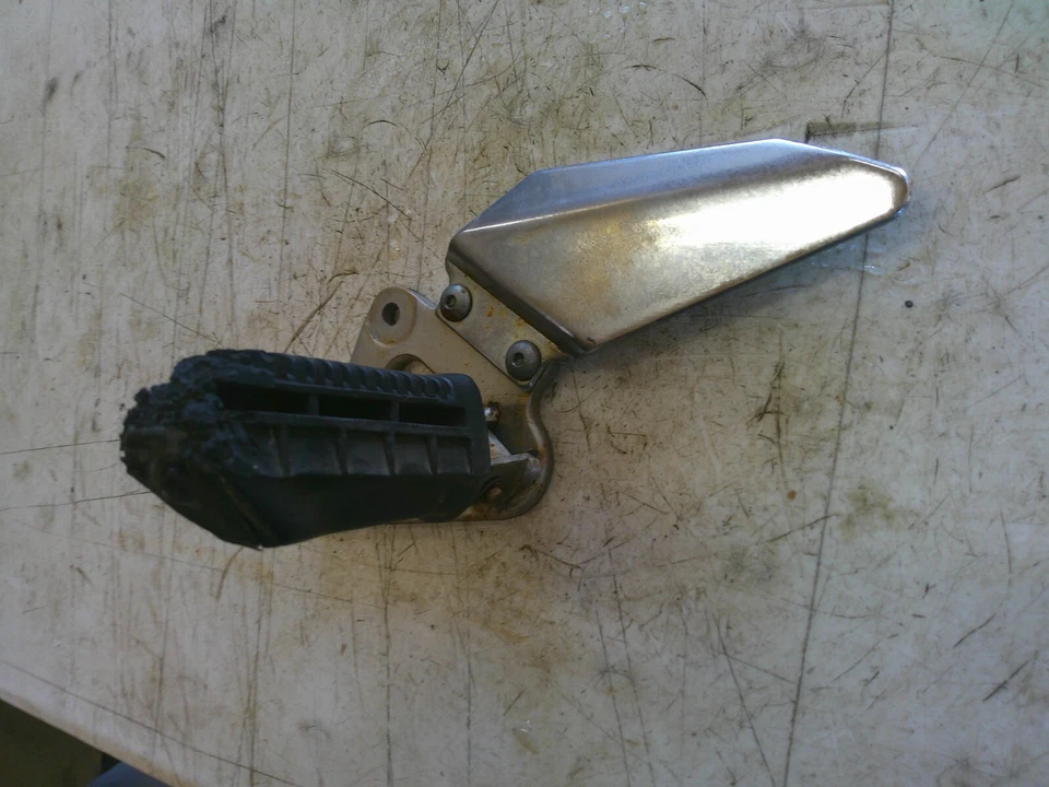 Reposapiés delantero izquierdo suzuki gs500e 1989-2000 Foto 2 de 4