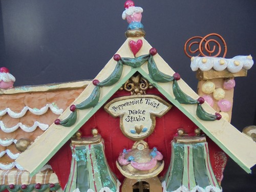 Kurt Adler Gingerbread Junction PEPPERMINT TWIST DANCE STUDIO Lighted House - Picture 3 of 11