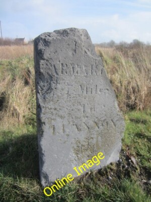 Foto 6x4 Gebrochener Meilenstein Bancffosfelen Dieser Meilenstein hat eine OS-Niete c2014