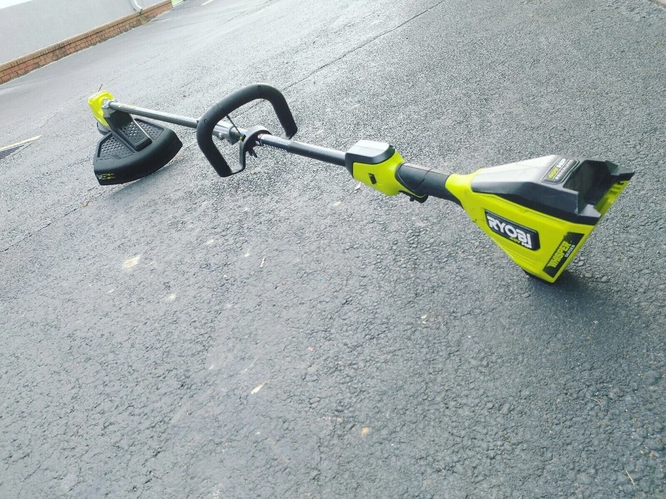 RYOBI 40V HP SUSURRO SIN ESCOBILLAS 17" BATERÍA INALÁMBRICA FIBRA DE CARBONO RECORTADORA DE CUERDAS Foto 2 de 4