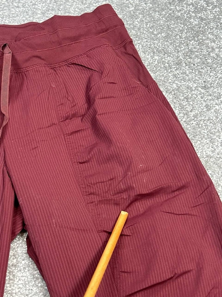 Pantalones de chándal Lululemon Dance Studio para mujer 10 rayas rojas elásticos tiro medio Foto 3 de 4