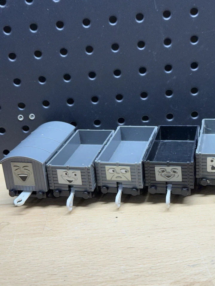 Lote de 8 Caras Diferentes Thomas & Friends Trackmaster Troublesome Camión Vacío Foto 4 de 4