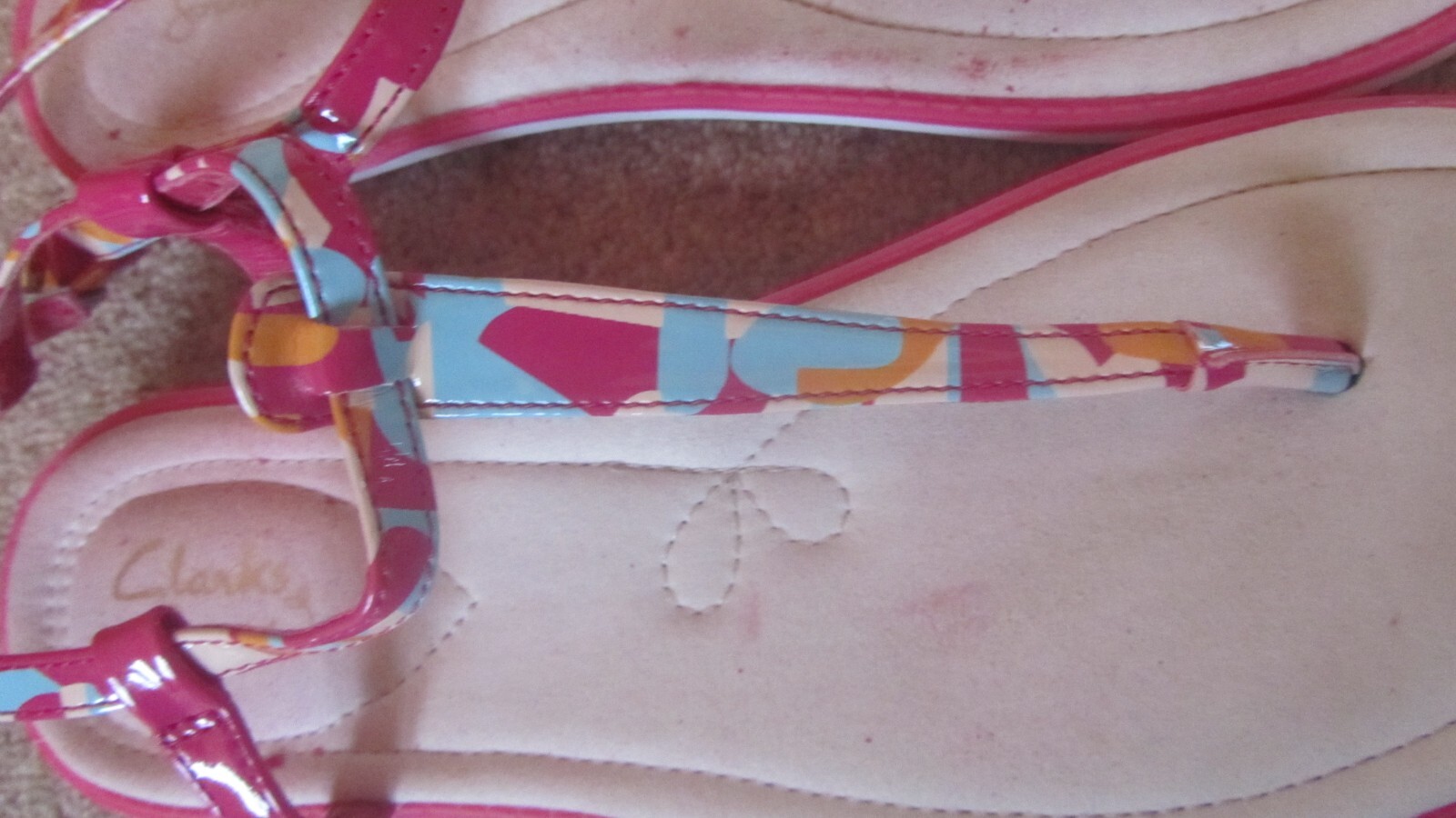 APL clarks pink patent patterned flip flip sandals size 6