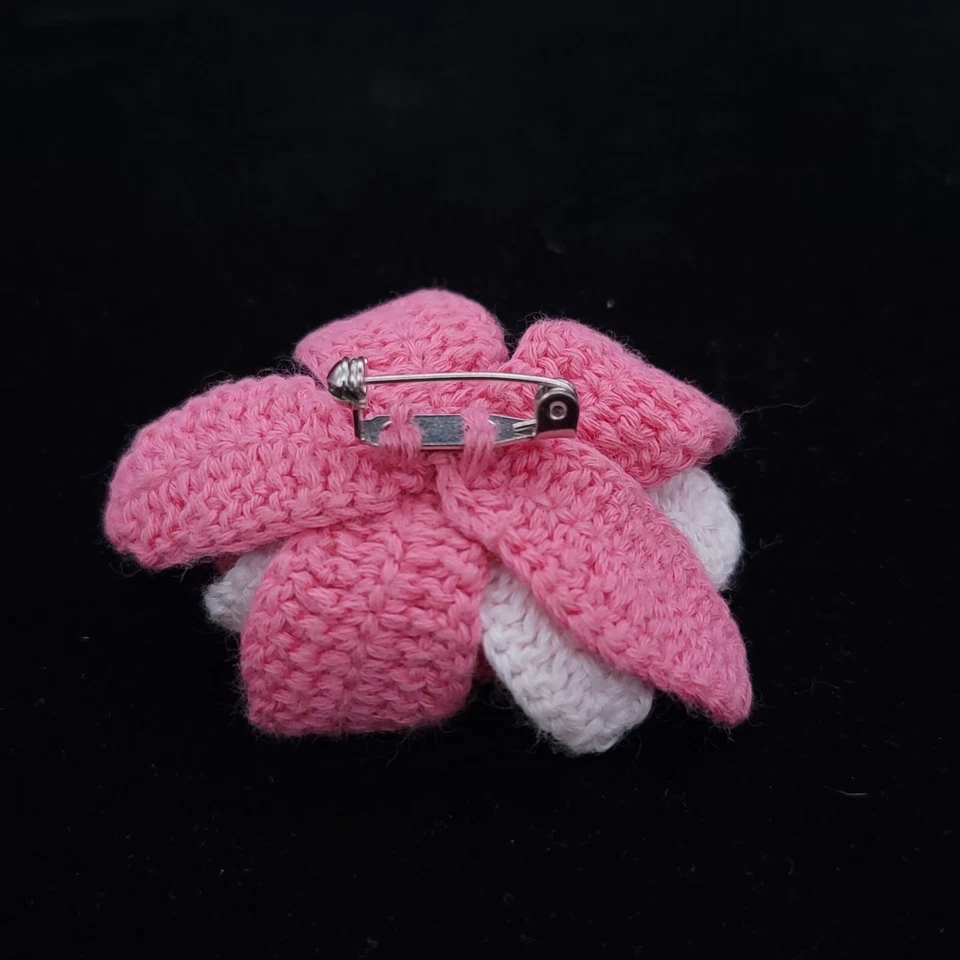 Pin de flor de ganchillo rosa y blanco 2,5" Foto 3 de 4