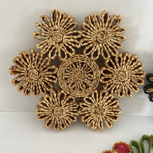 5 of 7” X 7” each SQUARE & FLOWER RATTAN WOVEN HOT PLATE MATS - Imagen 8 de 11