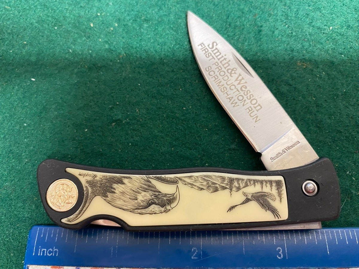 Smith & Wesson SW300N Eagle Scrimshaw Lock Knife, Black Composite