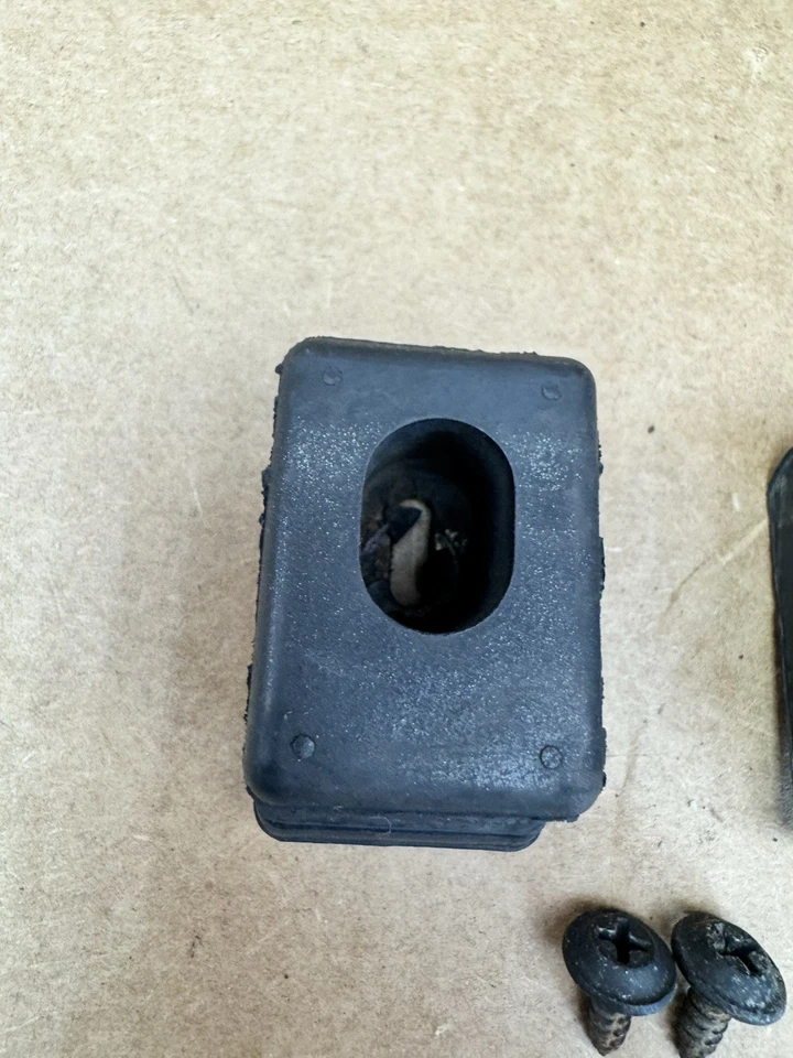 Комплект из 2 черных накладок на задний бампер для Dodge Ram 1500 2500 3500 1994-2001 годов выпуска от оригинального производителя - Изображение 4 из 4