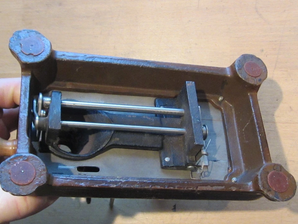 NECCHI  très rare Machine Coudre ancienne  Jouet pour Enfant Couture - Photo 4/4