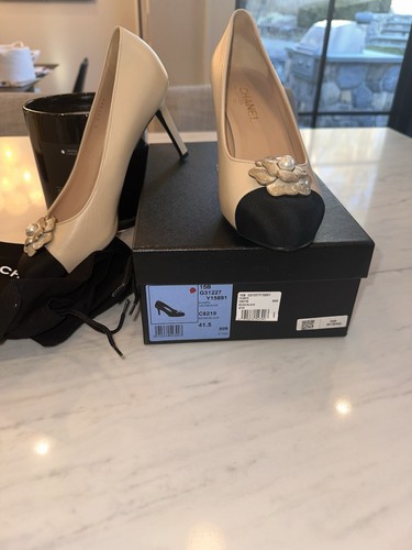 CHANEL WOMENS PUMP SIZE 41.5 BEIGE CALFSKIN/ BLACK GROSGRAIN/ CAMELLIA 3.5" HEEL - Picture 3 of 14