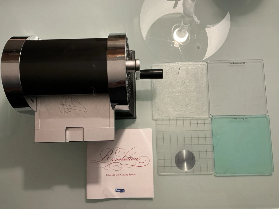 Máquina troqueladora Quickutz Revolution + estuche cuadrado + 9 juegos de troqueles (usados) Foto 2 de 4