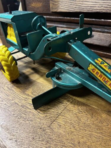 Vintage 1960s Structo Road Grader, Pressed Steel Toy Vehicle, green ex+ cond 18” - Picture 4 of 15