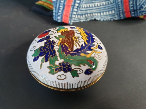 Old Chinese White Cloisonné Enamel Vanity Box …beautiful collection and display  - Bild 1 von 7