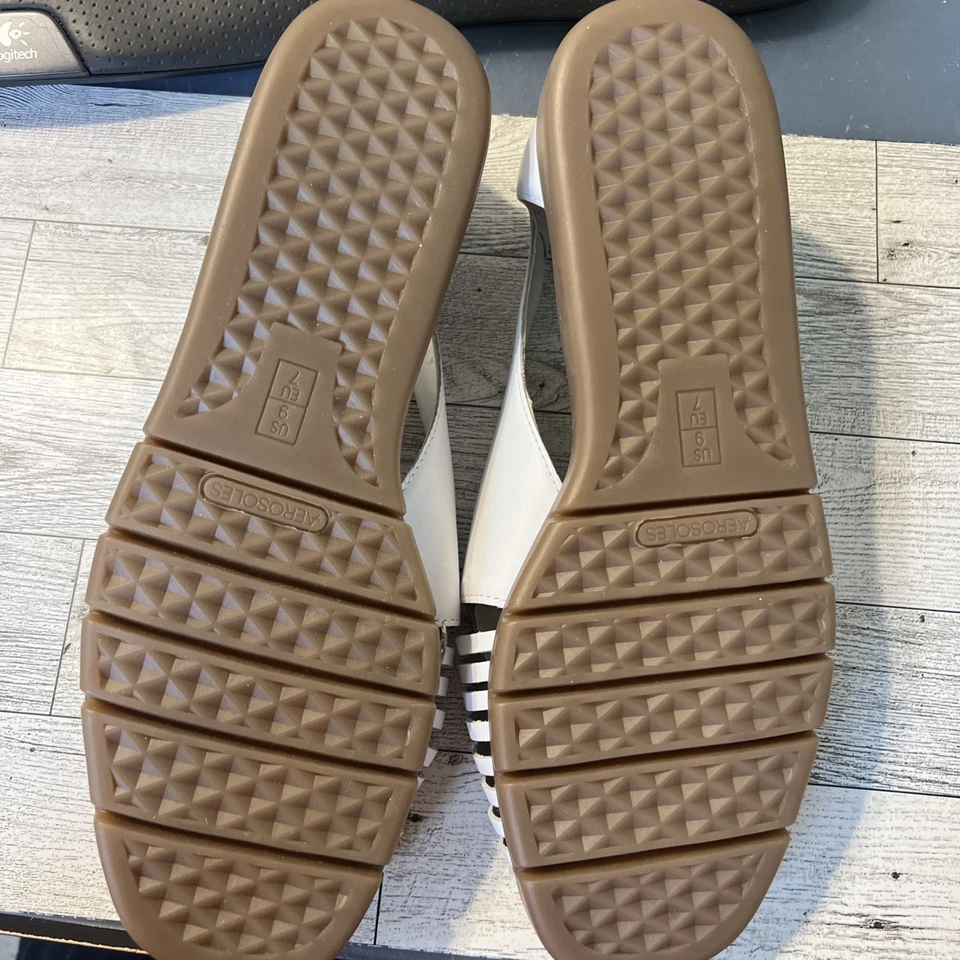 Zapatos cerrados mujer aerosoles talla 9m. Correas superiores de cuero blanco Foto 3 de 4