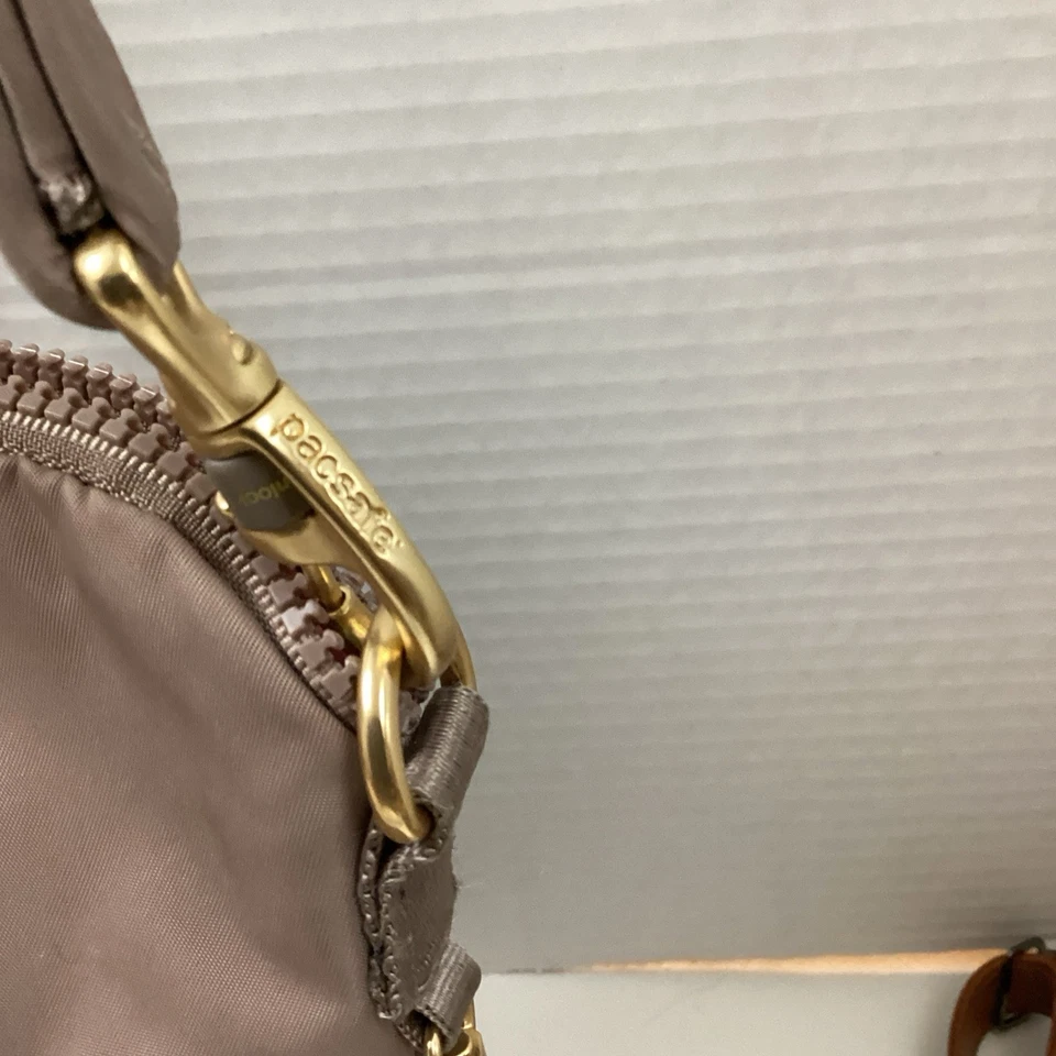 PACSAFE Metrosafe 20405. GII Anti-Theft Unisex Crossbody Shoulder Bag  Gray - Image 3 of 4