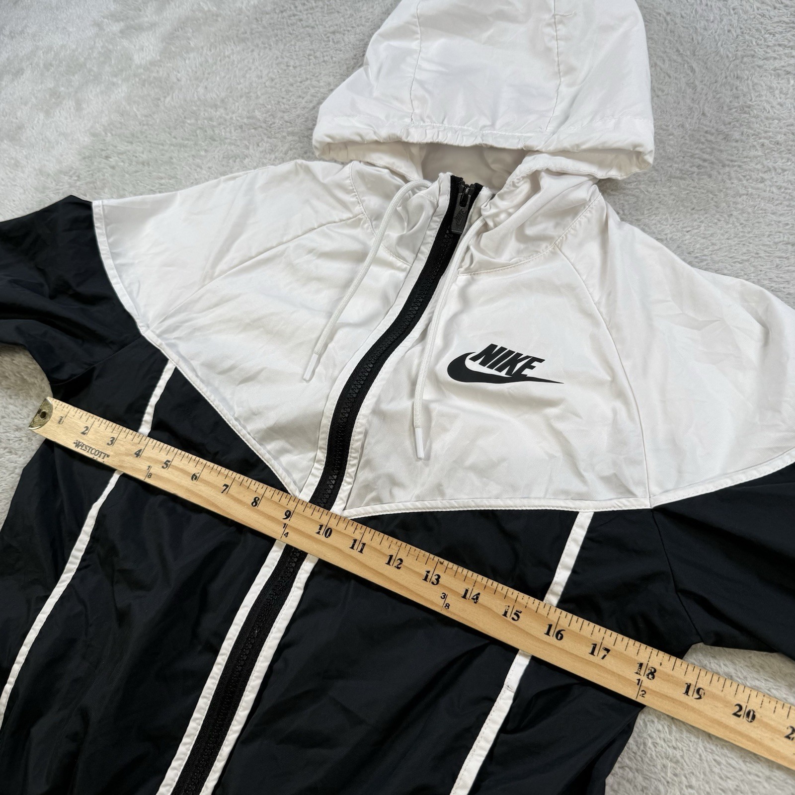 SACAI X NIKE Giacca Nike donna piccola nera bianca windrunner abbigliamento sportivo full zip con cappuccio