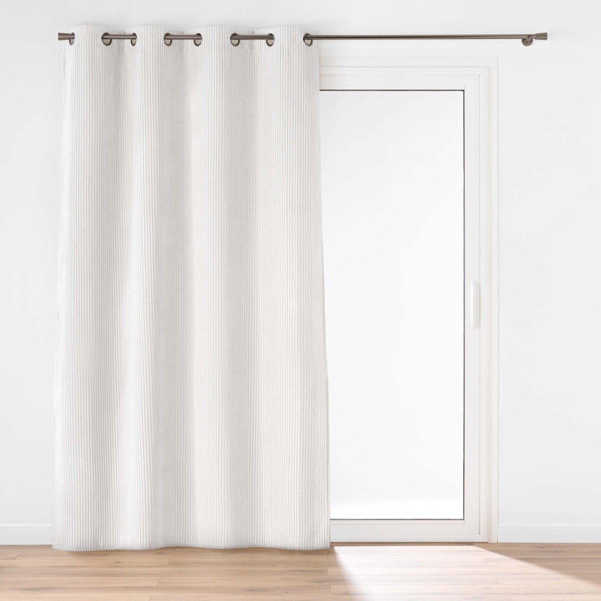 Rideau en velours côtelé Nils blanc 140x260cm pour créer un salon cocooning