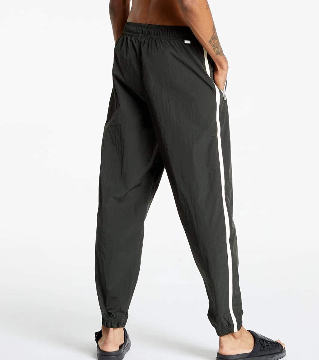 Nike sb shield cuffed joggers in black sale