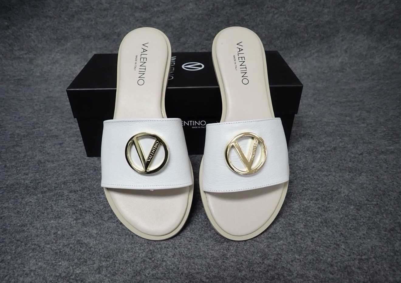 Valentino By Mario Valentino Bugola Slide Size 7M NWT NWOB Women’s White