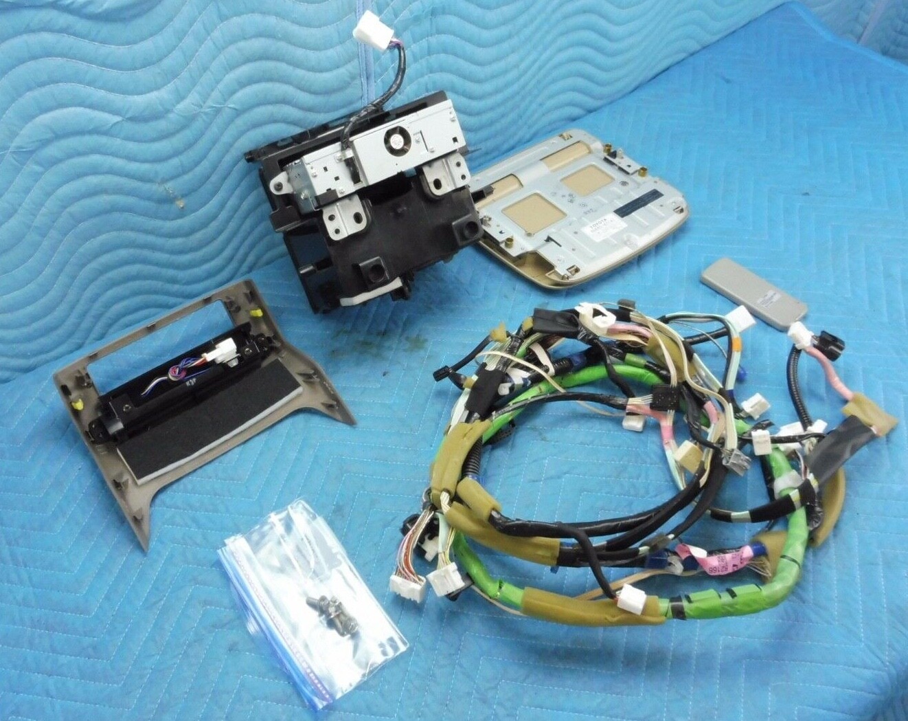 Lexus GX470 TV DVD Rear Entertainment System Full Set 20032009 OEM eBay