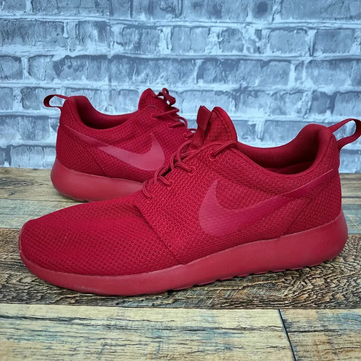 nike roshe one triple red