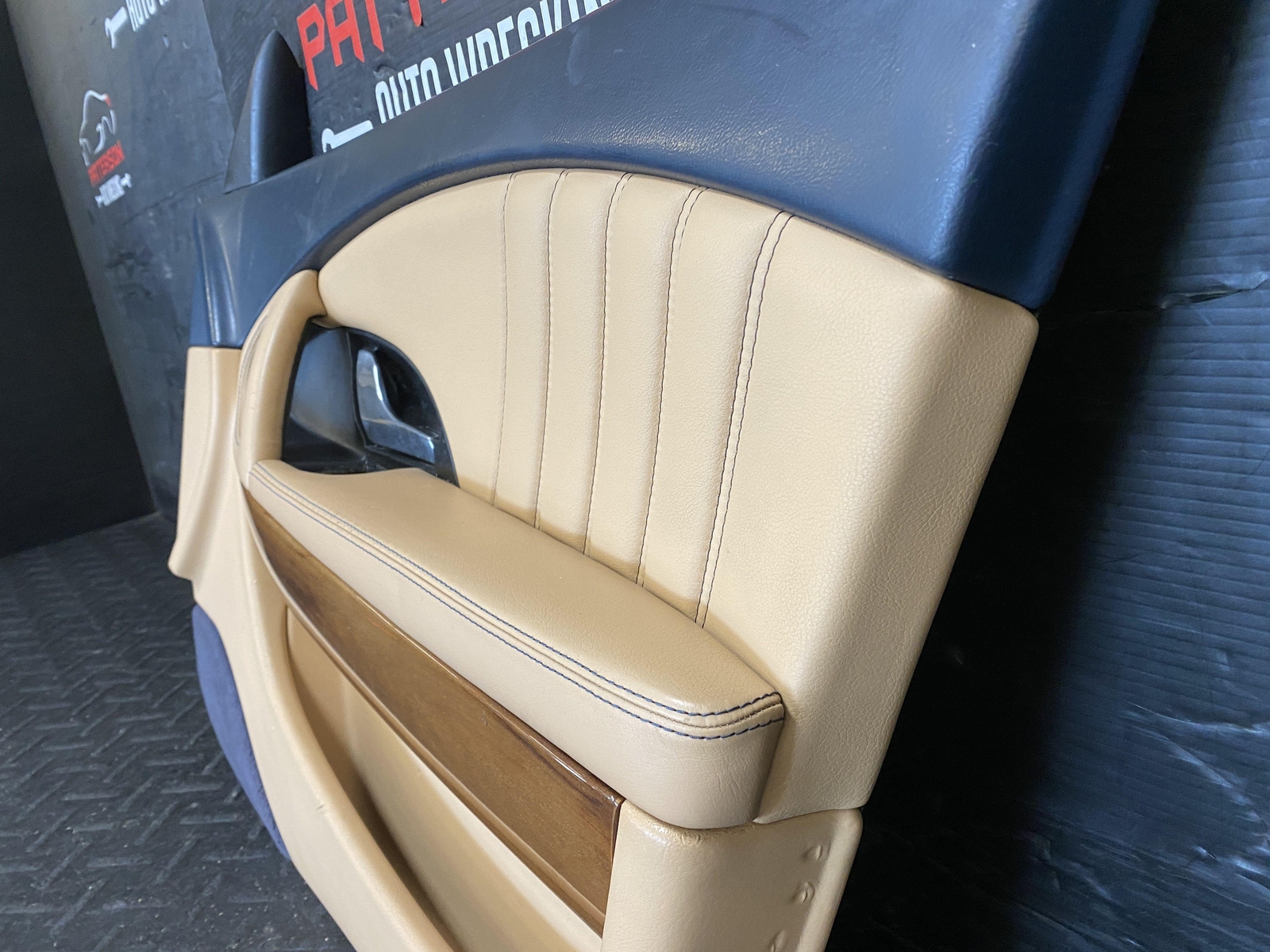 04-08 MASERATI QUATTROPORT FRONT PASSENGER INTERIOR DOOR TRIM PANEL BROWN/BLACK