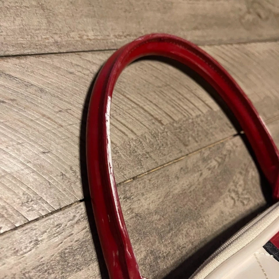 Bolso Loungefly Sanrio Hello Kitty 2012 grande abovedado rojo/blanco Foto 3 de 4