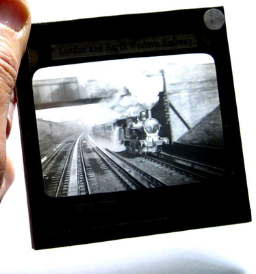 LNWR Zug nimmt Wasser auf mit Geschwindigkeit Antik Foto Magic Laterne Dia #1444