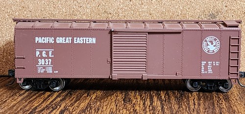 Pacific Great Eastern RR 40' Boxcar 3037 ruedas de metal Kadee Walthers construido HO | Zustand: Used