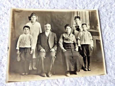 VINTAGE PHOTO A FAMILY MOM DAD TWO SONS 2 DAUGHTERS ALL WELL DRESSED