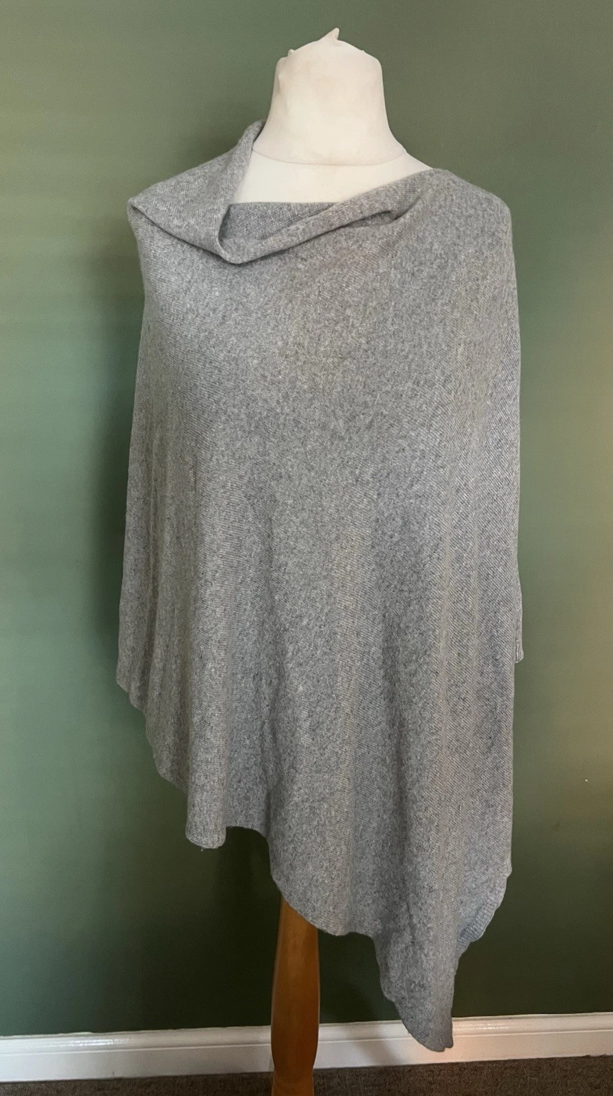 Cadenza Cashmere Poncho Grey One Size Made In Italy
Opens in a new window or tab